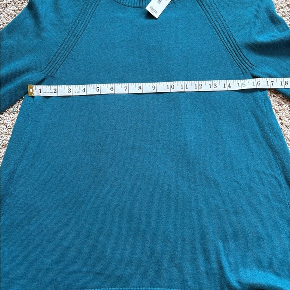 NWT THE LIMITED Crew Neck Sweater with Scoop Neck and Relaxed Fit Small - Picture 3 of 7